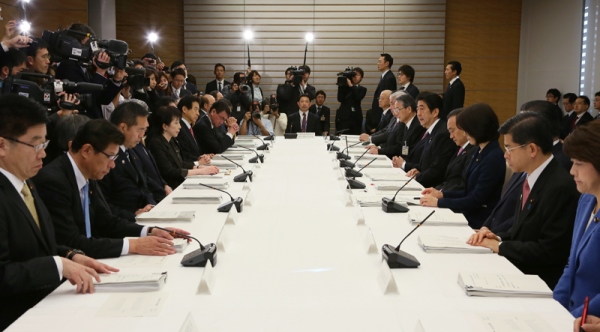 安倍总理在总理大臣官邸召开了第6次原子能防灾会议。