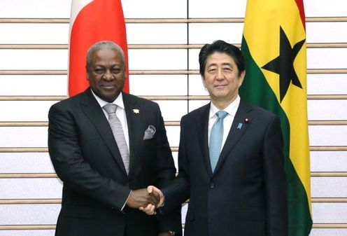 安倍总理在总理大臣官邸与加纳共和国总统约翰·德拉马尼·马哈马举行了首脑会谈等。