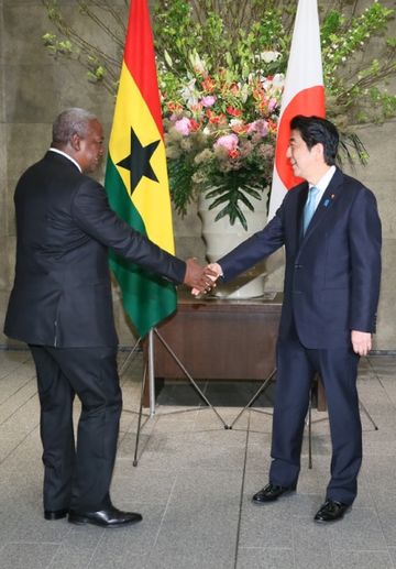 安倍总理在总理大臣官邸与加纳共和国总统约翰·德拉马尼·马哈马举行了首脑会谈等。