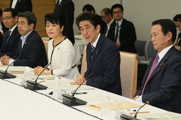 安倍总理在总理大臣官邸召开了第17次行政改革推进会议。