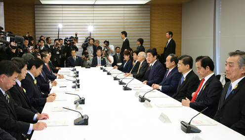 安倍总理在总理大臣官邸召开了第27次犯罪对策阁僚会议。