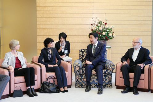 安倍总理在总理大臣官邸接受了2017年（第33届）日本国际奖获奖者的拜会。