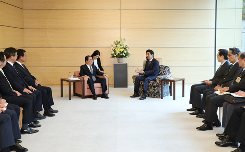 安倍总理在总理大臣官邸接受了大韩民国总统特使文喜相一行的拜会。