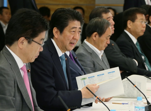 安倍总理在总理大臣官邸召开了第8次一亿总活跃国民会议。