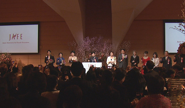 安倍总理出席了在东京都内举办的日本女性高层协会研讨会。