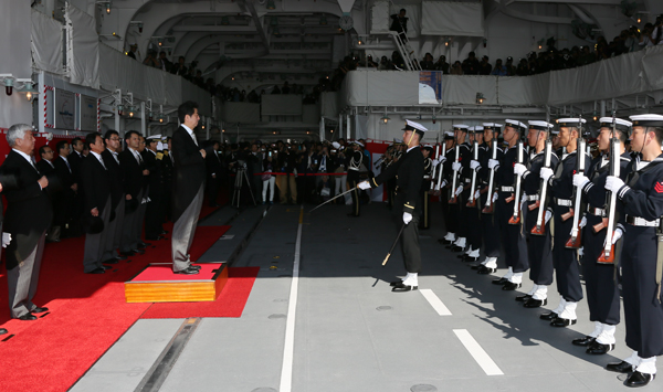 安倍总理出席了在横须贺举行的2015年度自卫队阅舰式等。