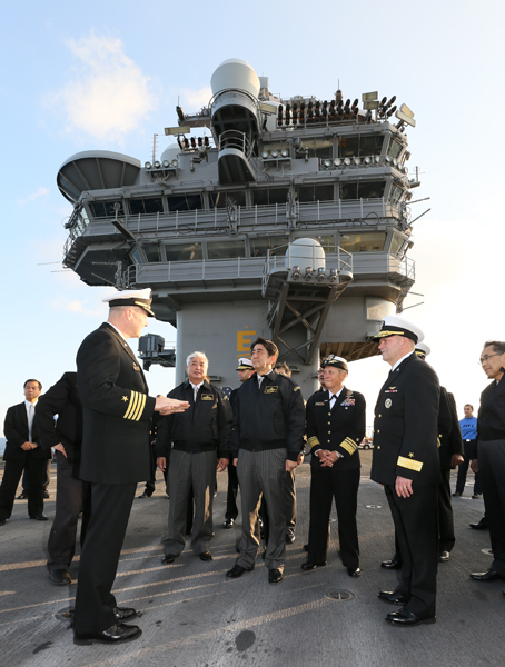 安倍总理出席了在横须贺举行的2015年度自卫队阅舰式等。
