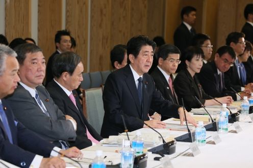 安倍总理在总理大臣官邸召开了第8次城镇・居民・工作创生会议。