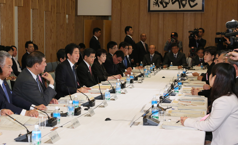 安倍总理在总理大臣官邸召开了第8次城镇・居民・工作创生会议。