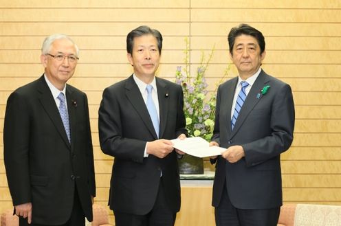 安倍总理在总理大臣官邸接受了公明党提出的“对震源在熊本县熊本地区的地震紧急要求”。