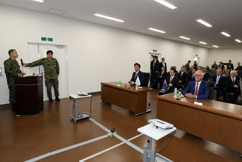 安倍总理与澳大利亚联邦总理马尔科姆·特恩布尔视察了陆上自卫队习志野演习场。