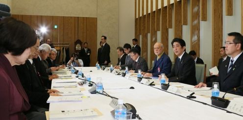 安倍总理在总理大臣官邸召开了第2次“日本之美”综合项目恳谈会。
