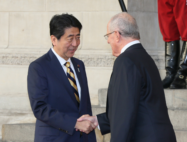 安倍总理为了出席亚太经合组织(APEC)领导人会议等访问了秘鲁共和国的利马。