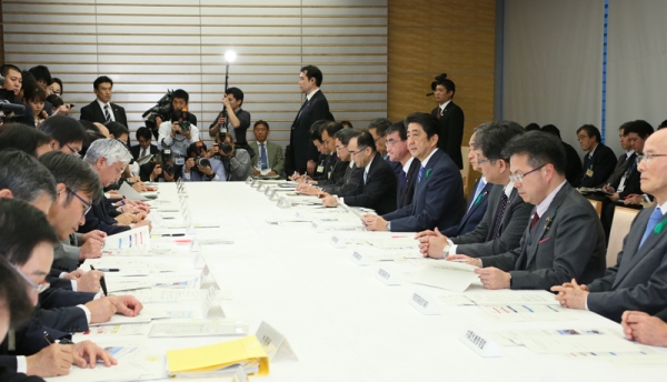 安倍总理在总理大臣官邸出席了“2016年震源在熊本县熊本地区的地震紧急灾害对策本部会议”（第9次）。