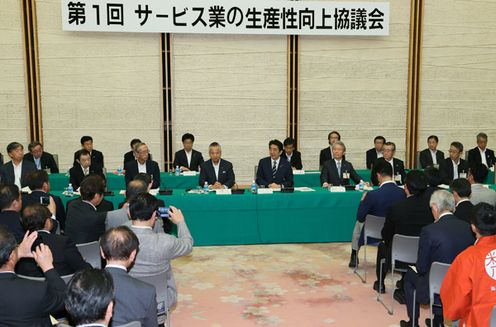 安倍总理在总理大臣官邸出席了第1次提高服务业生产效率协商会。