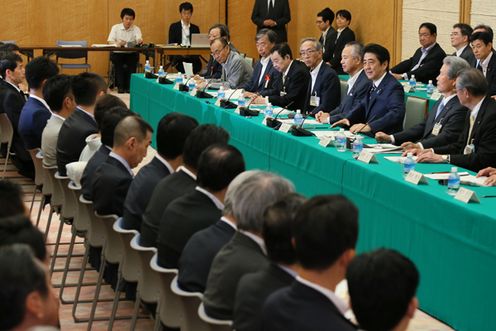 安倍总理在总理大臣官邸出席了第1次提高服务业生产效率协商会。