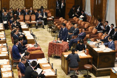 安倍总理出席了众议院预算委员会。