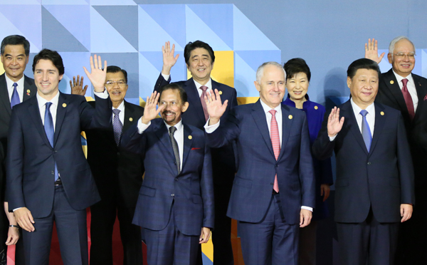 安倍总理为了出席亚太经合组织(APEC)领导人会议等继续访问了菲律宾共和国的马尼拉。