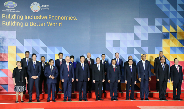 安倍总理为了出席亚太经合组织（APEC）领导人会议等继续访问了菲律宾共和国的马尼拉。