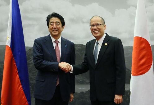安倍总理为了出席亚太经合组织（APEC）领导人会议等继续访问了菲律宾共和国的马尼拉。