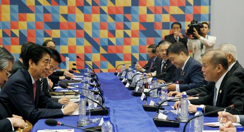 安倍总理为了出席亚太经合组织（APEC）领导人会议等继续访问了菲律宾共和国的马尼拉。