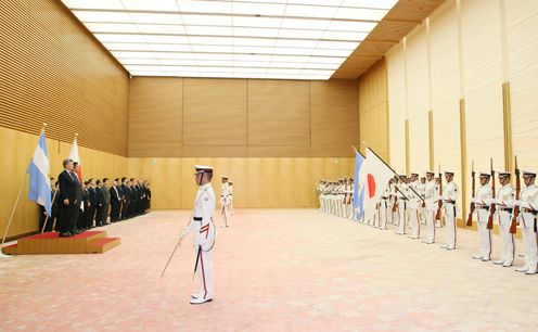 安倍总理在总理大臣官邸与阿根廷共和国总统毛里西奥·马克里举行了首脑会谈等。