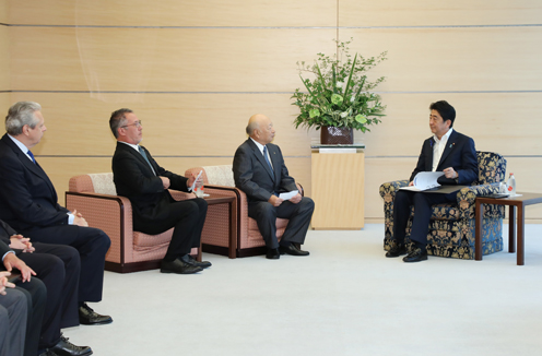 安倍总理在总理大臣官邸接受了日本・欧盟商业圆桌会议（BRT）的佃日方联合议长,里斯贝格欧盟方代理联合议长等的拜会。