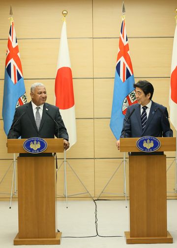 安倍总理在总理大臣官邸举行了日本・斐济首脑会谈等。