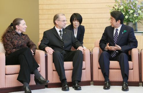 安倍总理在总理大臣官邸接受了“2016年（第32届）日本国际奖”获奖者的拜会。