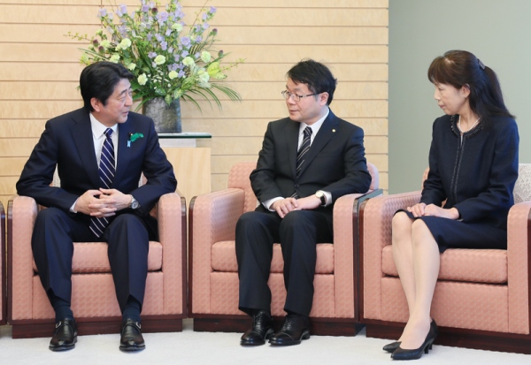 安倍总理在总理大臣官邸接受了“2016年（第32届）日本国际奖”获奖者的拜会。