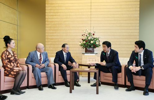 安倍总理在总理大臣官邸接受了镂空工艺师等的拜访。