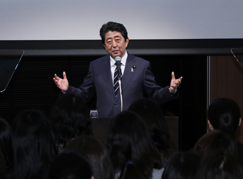 安倍总理出席了在东京都内举行的第2届“为了女性领导者的经营战略讲座”招待会。