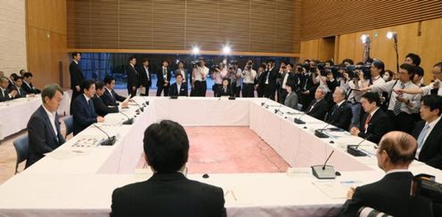 安倍总理在总理大臣官邸召开了第22次国家战略特别区域咨询会议。
