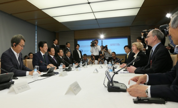 安倍总理在总理大臣官邸召开了第7次国际金融经济分析会议。