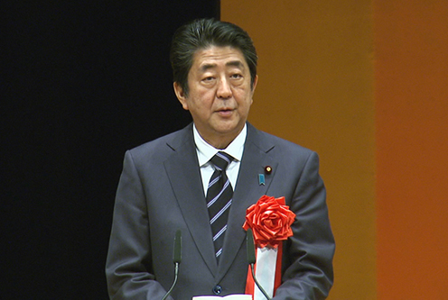 在秋筱宫亲王殿下和亲王妃殿下的莅临之下，安倍总理出席了在东京都内举行的第58届交通安全国民运动中央大会。