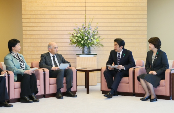 安倍总理在总理大臣官邸接受了日本学术会议递交的“面向G7伊势志摩峰会的联合声明”。