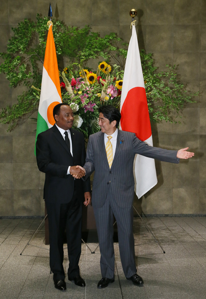 安倍总理在总理大臣官邸举行了日本・尼日尔的首脑会谈等。