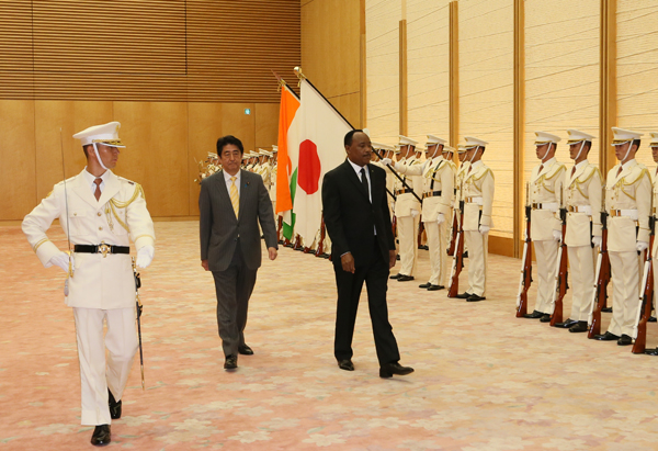 安倍总理在总理大臣官邸举行了日本・尼日尔的首脑会谈等。