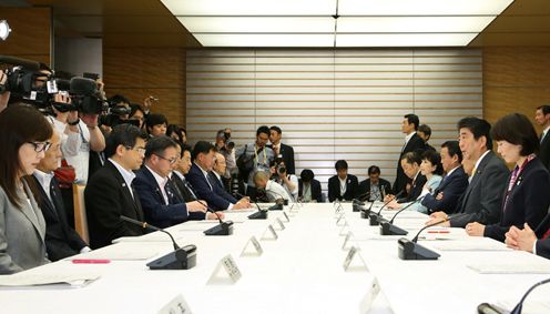安倍总理在总理大臣官邸召开了第8次东京奥林匹克运动会与东京残疾人奥林匹克运动会推进本部会议。