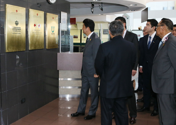 安倍总理为了出席亚太经合组织（APEC）领导人会议等访问了秘鲁共和国的利马。