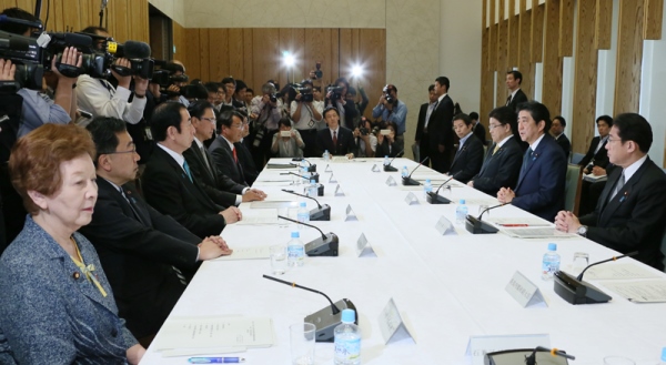 安倍总理在总理大臣官邸出席了第8次“政府、执政党和在野党绑架问题对策机构联络协议会”。