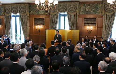 安倍总理在国会出席了参议院70周年纪念庆祝会。
