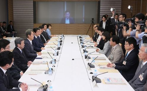 安倍总理在总理大臣官邸召开了第27次产业竞争力会议。