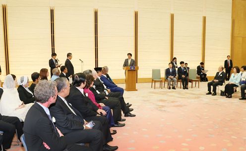 安倍总理在总理大臣官邸接受了“构筑亚洲和平、国民和解及民主化相关高层研讨会”参加者的拜会。