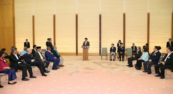安倍总理在总理大臣官邸接受了“构筑亚洲和平、国民和解及民主化相关高层研讨会”参加者的拜会。