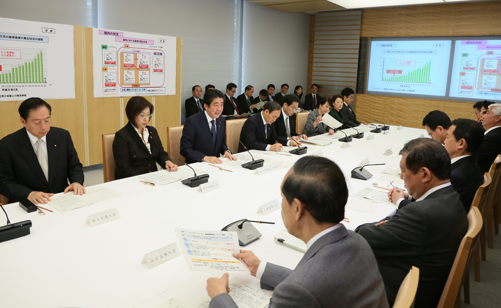 安倍总理在总理大臣官邸进行了应对新型流感等的训练。