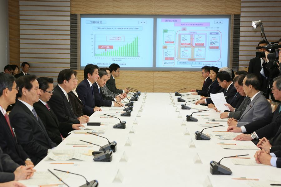 安倍总理在总理大臣官邸进行了应对新型流感等的训练。