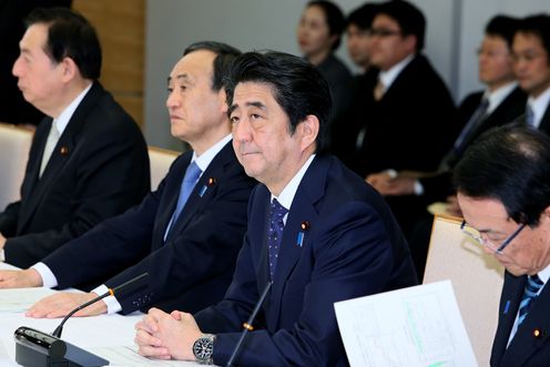 安倍总理在总理大臣官邸出席了有关每月例行经济报告等的相关阁僚会议。