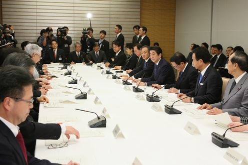 安倍总理在总理大臣官邸出席了有关每月例行经济报告等的相关阁僚会议。