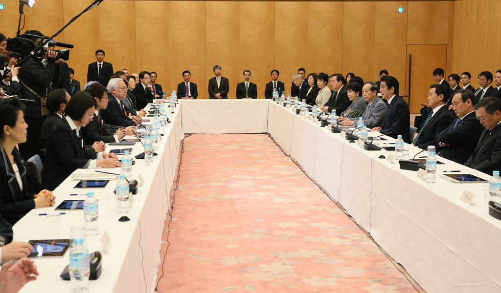 安倍总理在总理大臣官邸召开了高度信息通信网络社会推进战略本部(IT综合战略本部)会议。